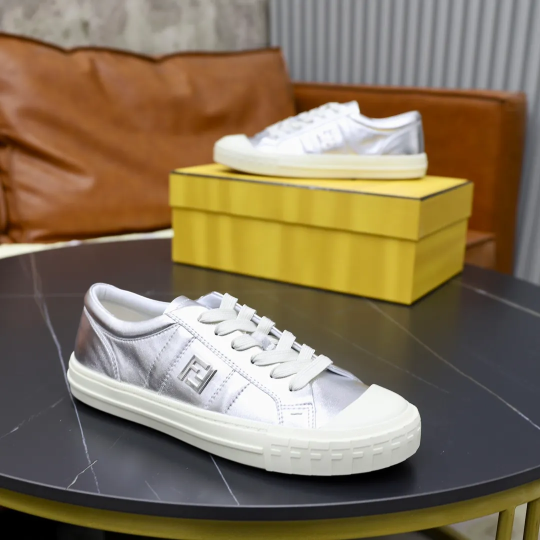 Factory price: 580💰Original order (couple model) Brand: FENDI Fendi🙅‍♂️🙅‍♂️🙅‍♂️ Size: Female 35–40, Male 39-44 (45 can be customized) Grade: Official website genuine Material: Imported original cowhide upper Original comfortable lining TPU wear-resistant lightweight outsole Style category: Loafers New trendy shoes color: actual picture color